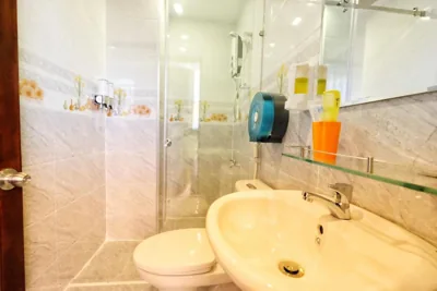 Chambre double deluxe avec balcon — City Backpackers Hostel